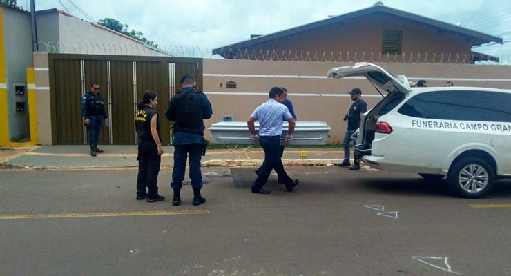 Funerária retira corpo da vítima em MS — Foto: Osvaldo Nóbrega/TV Morena.