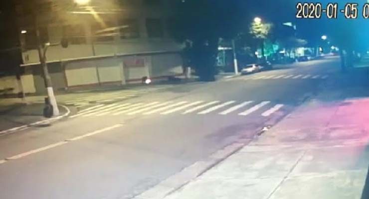 Momento em que homem coloca fogo em morador de rua — Foto: Reprodução.