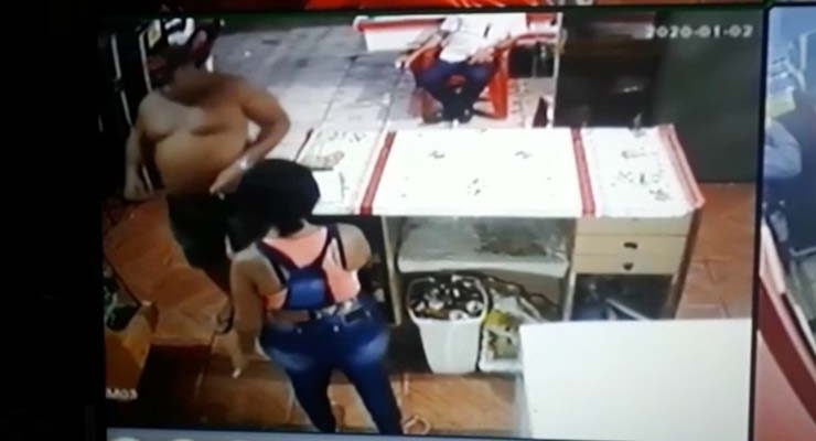 Cliente foi morto a tiros por criminosos em bar em Peixoto de Azevedo — Foto: TV Centro América/Reprodução.