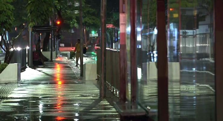 Homem tentou se proteger em ponto de ônibus quando foi eletrocutado por um poste de iluminação pública em São Paulo, nesta quinta-feira (9) — Foto: Reprodução/TV Globo.