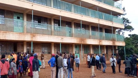 Pais e professores esperam notícias após tumulto em escola primária no Quênia deixar crianças mortas por pisoteamento nesta segunda-feira (3) — Foto: Stringer/Reuters.