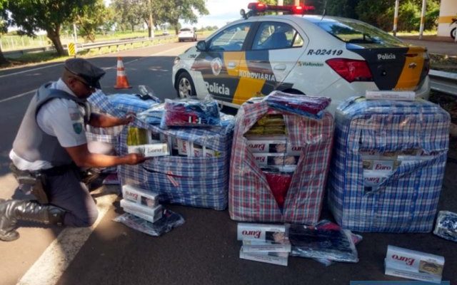 Foram apreendidos 4 mil maços de cigarros, isqueiros e cuecas comprados em Pedro Juan Cabalero, no Paraguai. Foto: DIVULGAÇÃO/PMRv