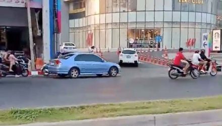 Soldado abre fogo contra dezenas de pessoas em shopping na Tailândia. Ao menos dez pessoas morreram. — Foto: NATTAYA NGANIEM/via REUTERS.