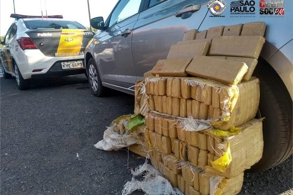 A equipe localizou e um dos carros 120 tabletes maconha, totalizado 100 kg da droga. Foto: Polícia Militar