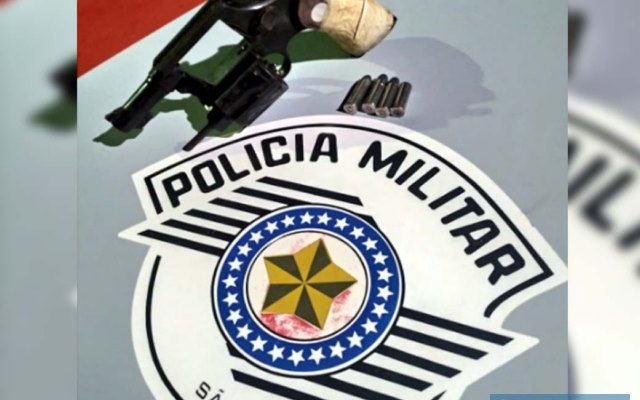 Foi apreendido um revólver calibre 38, com 3 munições intactas e uma deflagrada. foto: DIVULGAÇÃO/PM