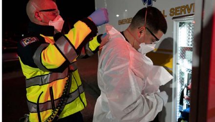 Paramédicos do departamento de bombeiros do condado de Anne Arundel County vestem equipamento de proteção para atender chamado relacionado a um possível paciente com Covid-19, em Glen Burnie, Maryland — Foto: Alex Edelman/AFP.