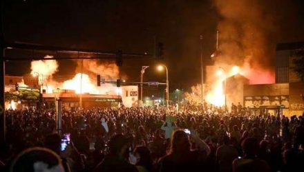 Manifestantes incendiaram uma delegacia em Minneapolis durante protesto contra a morte de George Floyd em abordagem policial.
REUTERS / Nicholas Pfos