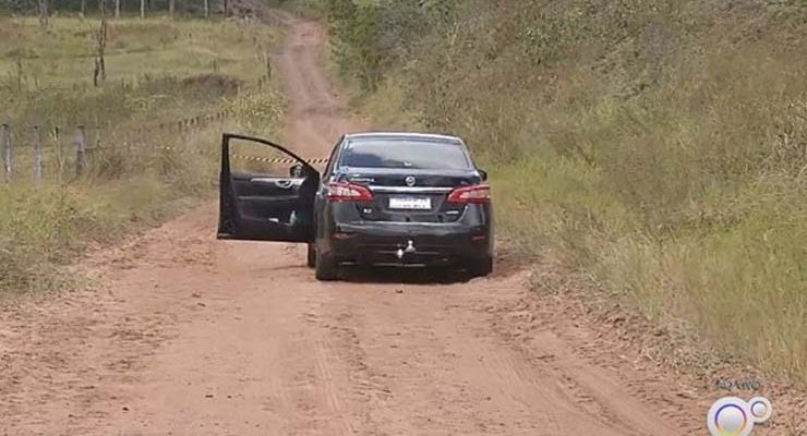 Carro onde as vítimas estavam foi abandonado pelos criminosos em Santa Cruz do Rio Pardo — Foto: TV TEM/ Reprodução.