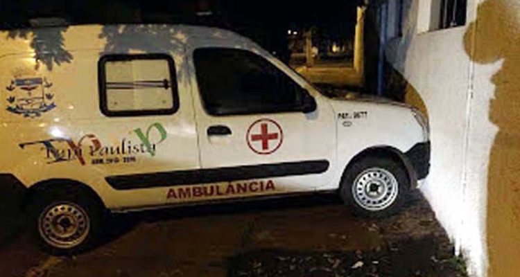 Adolescente bateu ambulância no muro da unidade de Saúde, sofrendo danos no para choque dianteiro e capô dianteiro. Foto: DIVULGAÇÃO