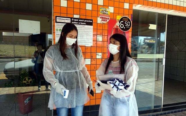 Barreira Sanitária em frente ao comércio local. Equipe realiza aferição de temperatura corporal dos moradores e orienta a buscar atendimento médico em caso de febre. Foto: Divulgação