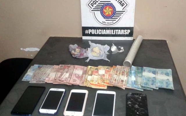 Foram apreendidos 24 gramas de crack, 6g de cocaína, R$ 1,4 em dinheiro, facas com resquícios da droga e celulares. Foto: DIVULGAÇÃO/PM