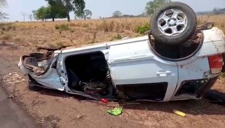 Carro capotou várias vezes e saiu da pista — Foto: Reprodução.