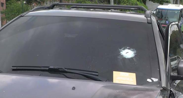 Carro de homem que entrou por engano em comunidade da Zona Norte do Rio foi atingido por pelo menos quatro tiros — Foto: Reprodução/ TV Globo.