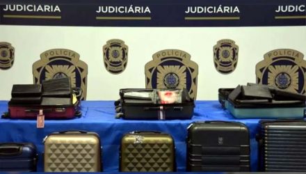 Oito malas contendo mais de 170 kg de cocaína, avaliada em 6 milhões de euros, o que equivale a cerca de R$ 40 milhões. Foto: Polícia Judiciária de Portugal