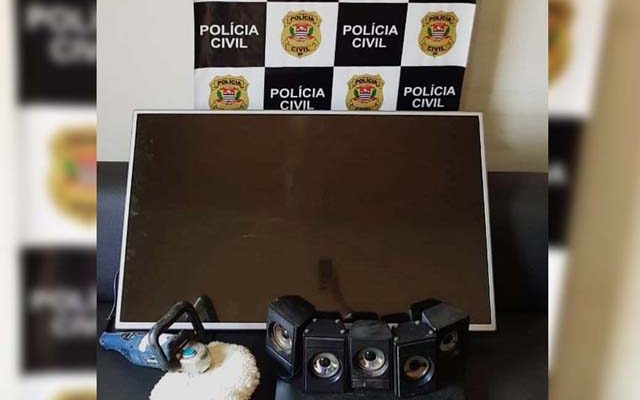 Foram recuperados e devolvidos às respectivas vítimas uma TV 42”, máquina de polimento e um home theater. Foto: DIVULGAÇÃO/PC