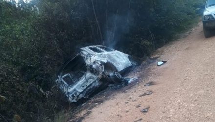 Carro incendiado após morte de PM em fazenda de Rondônia — Foto: Polícia Militar/Divulgação