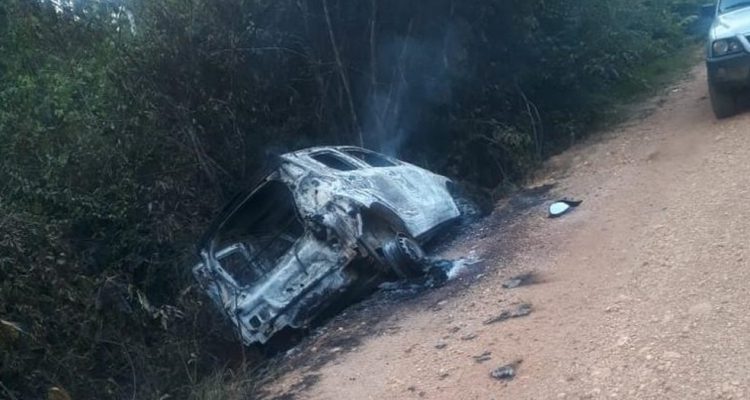 Carro incendiado após morte de PM em fazenda de Rondônia — Foto: Polícia Militar/Divulgação