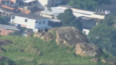 Imagens do Globocop mostram criminosos monitorando a movimentação na Vila Aliança do alto de um morro na região — Foto: Reprodução / TV globo.