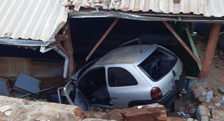 Carro em alta velocidade invadiu balcão na manhã desta quinta-feira (12) em São Manuel — Foto: Acontece Botucatu/Divulgação.