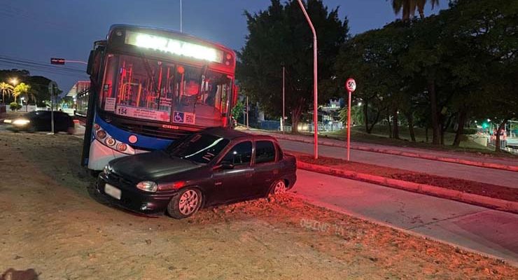 Segundo a Guarda, motorista de um Corsa teria avançado o sinal vermelho — Foto: Daniel Mafra/ EPTV.