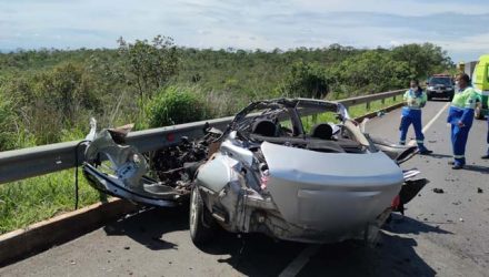 Carro bateu em caminhão e cinco pessoas morreram — Foto: Polícia Militar Rodoviária/ Divulgação