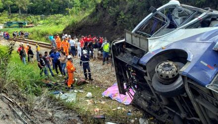 Bombeiros trabalham no local do acidente após ônibus cair de viaduto em João Monlevade, MG — Foto: Corpo de Bombeiros de MG/Divulgação via AFP