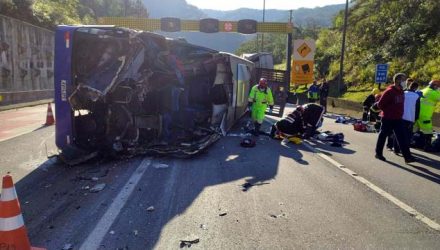 Acidente com ônibus deixa mortos e feridos na BR-376 em Guaratuba, diz concessionária — Foto: Divulgação/PRF