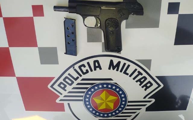 Foi apreendida uma Pistola cal.32  da marca FN Herstal, sem munição. Foto: PM/Divulgação