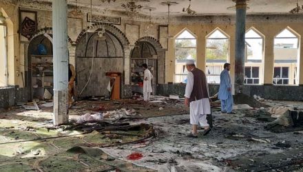 Imagem de uma mesquita xiita destruída na cidade de Kudunz, no Afeganistão, em 8 de outubro de 2021 — Foto: Abdullah Sahil/AP