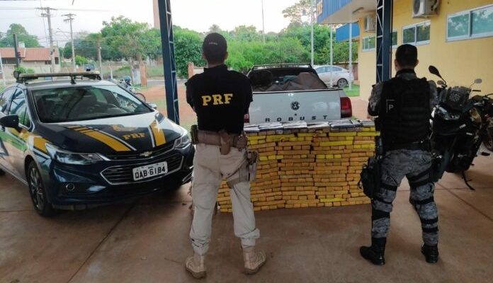 Neia tonelada de maconha e a picape Saveiro foram apreendidos. Foto: PRF/Divulgação