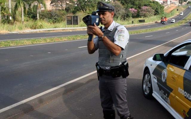 OBSERVAÇÃO DOS LIMITES DE VELOCIDADE NA VIA: O excesso de velocidade potencializa todas as demais infrações de trânsito. Foto: PMRv