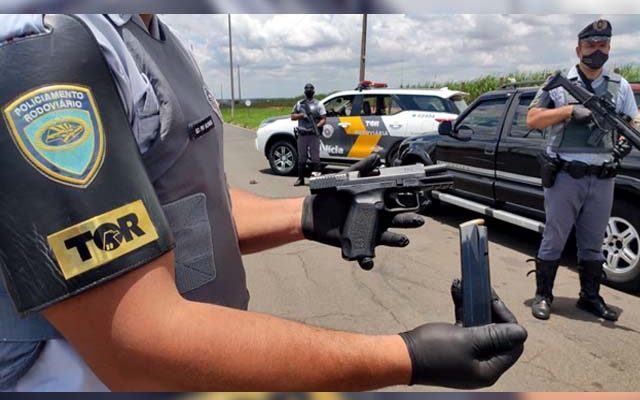 Foi apreendida uma pistola marca CANIK, cal. 9mm, n° T6472-16AI02988, com 07 munições intactas. Foto: PMRv/Divulgação