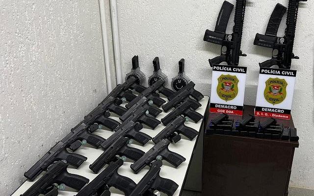 Fuzis e 20 pistolas semiautomáticas estavam em carro que saiu de Limeira com destino a Diadema. Foto: Divulgação