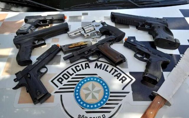 A polícia aprendeu a pistola usada no crime e outras simulacros de arma de fogo (Foto: Divulgação)