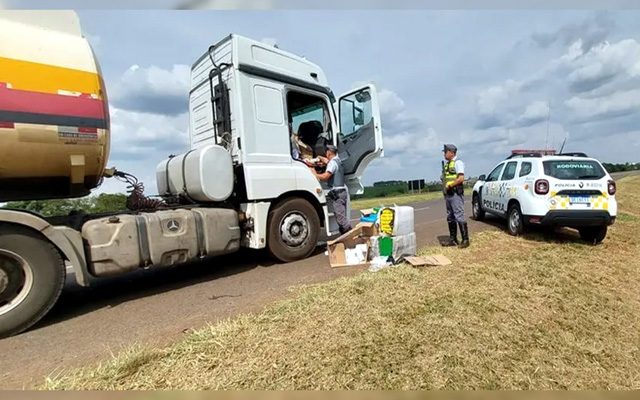 Itens foram encontrados dentro da cabine do caminhão em Catanduva — Foto: Polícia Rodoviária Estadual/Divulgação