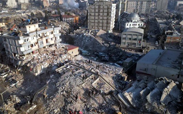 Prédios destruídos por terremotos em Kahramanmaras. Foto: REUTERS/Stoyan Nenov