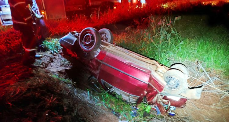 Depois do choque na traseira, Fiat Uno capotou e foi parar em uma cratera. Foto: Divulgação