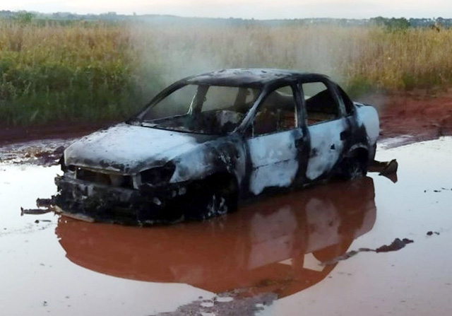 Corpo da vítima foi encontrado com as mãos amarradas dentro de veículo carbonizado, em Regente Feijó (SP) — Foto: Polícia Civil