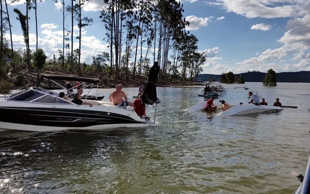 No momento do acidente, a represa estava cheia de banhistas que tentaram salvar as vítimas — Foto: Divulgação/PM