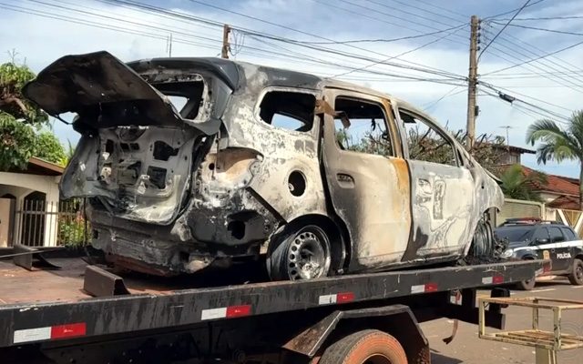 Cofre e viatura da polícia são furtados e encontrados queimados em estrada rural em Paranapuã — Foto: TV TEM /Reprodução