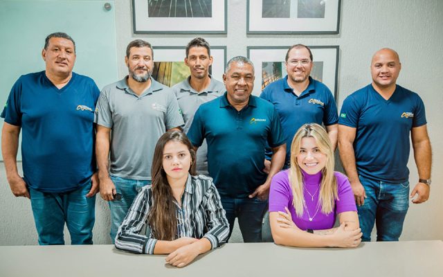 Professor Careca (entre as duas mulheres), com sua equipe de trabalho e membros da Prefeitura de Andradina. Foto: Secom/Prefeitura