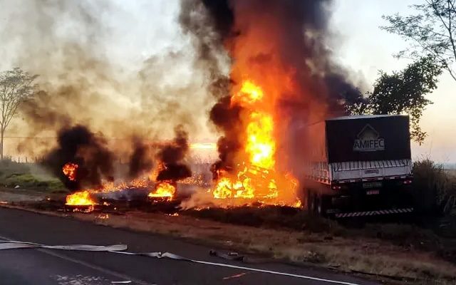 Motorista morre carbonizado ao bater de frente contra carreta em ultrapassagem proibida em Penápolis — Foto: Arquivo pessoal