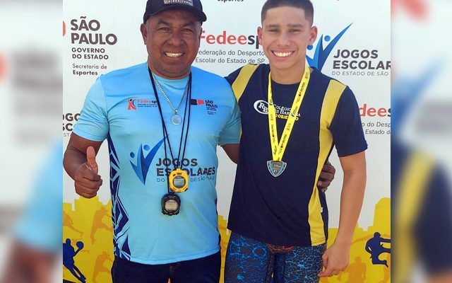 O nadador Davi Kenzo Dias da Silva, 13 anos, com o professor Careca. foto: Divulgação