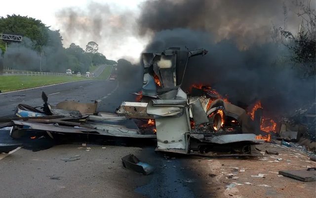 Destroços do carro-forte após ataque na Rodovia Zeferino Vaz — Foto: Reprodução/ EPTV