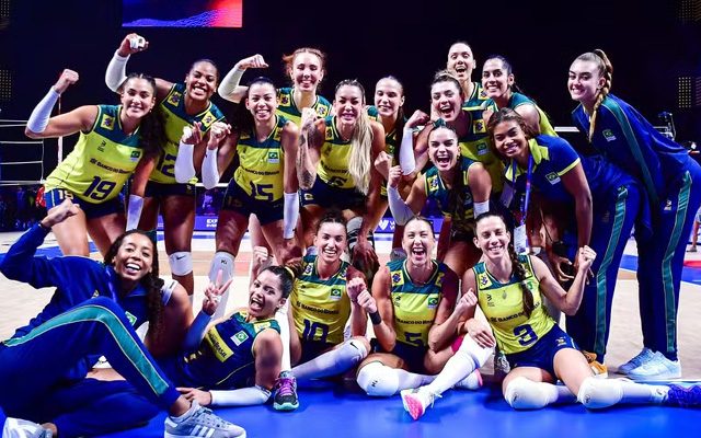 Brasileiras comemoram vitória sobre a Itália — Foto: Volleyball World