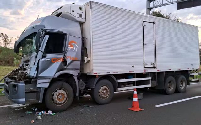 Motorista do caminhão baú sofreu fratura na altura do joelho. Foto: Polícia Rodoviária