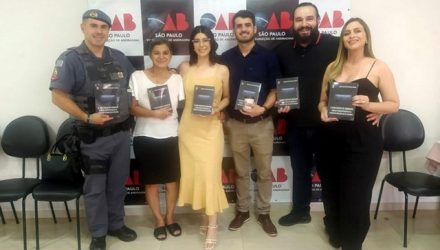 A advogada Raquel Molina (vestido na cor creme), lança livro na OAB local ao lado de familiares. Foto: Manoel Messias/Mil Noticias