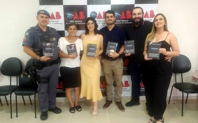 A advogada Raquel Molina (vestido na cor creme), lança livro na OAB local ao lado de familiares. Foto: Manoel Messias/Mil Noticias